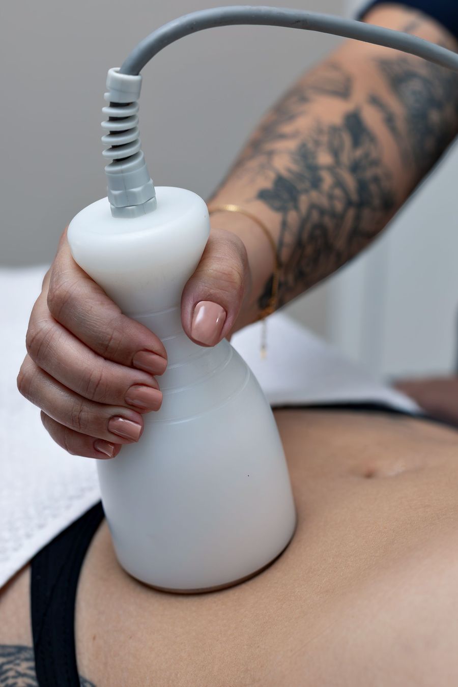 Aparato de moldeado corporal sobre el abdomen