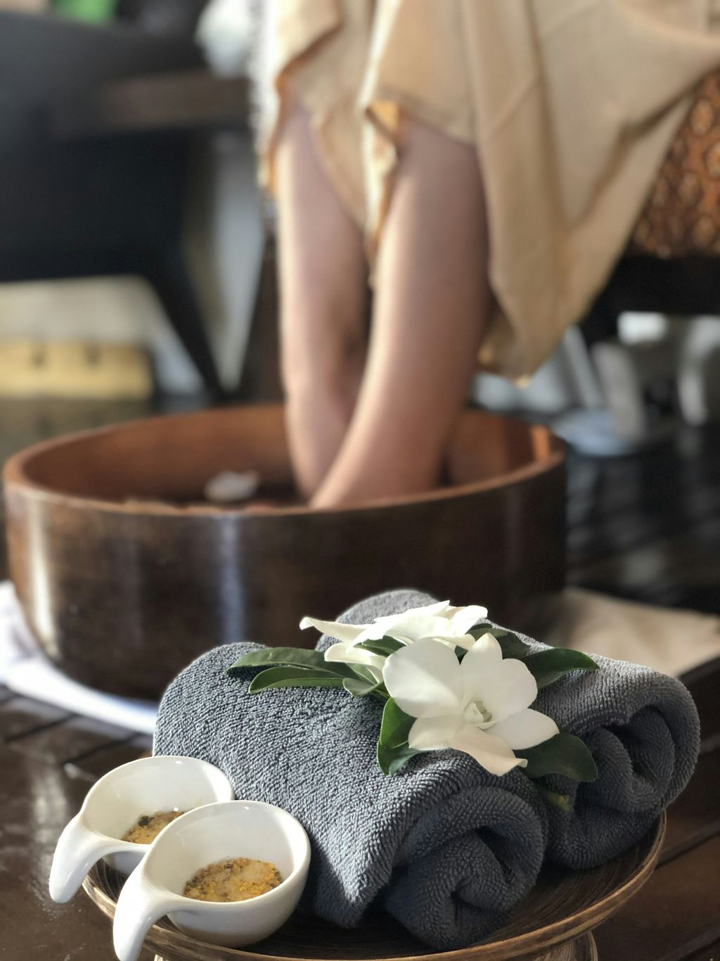 Baño de pies con toallas y flores
