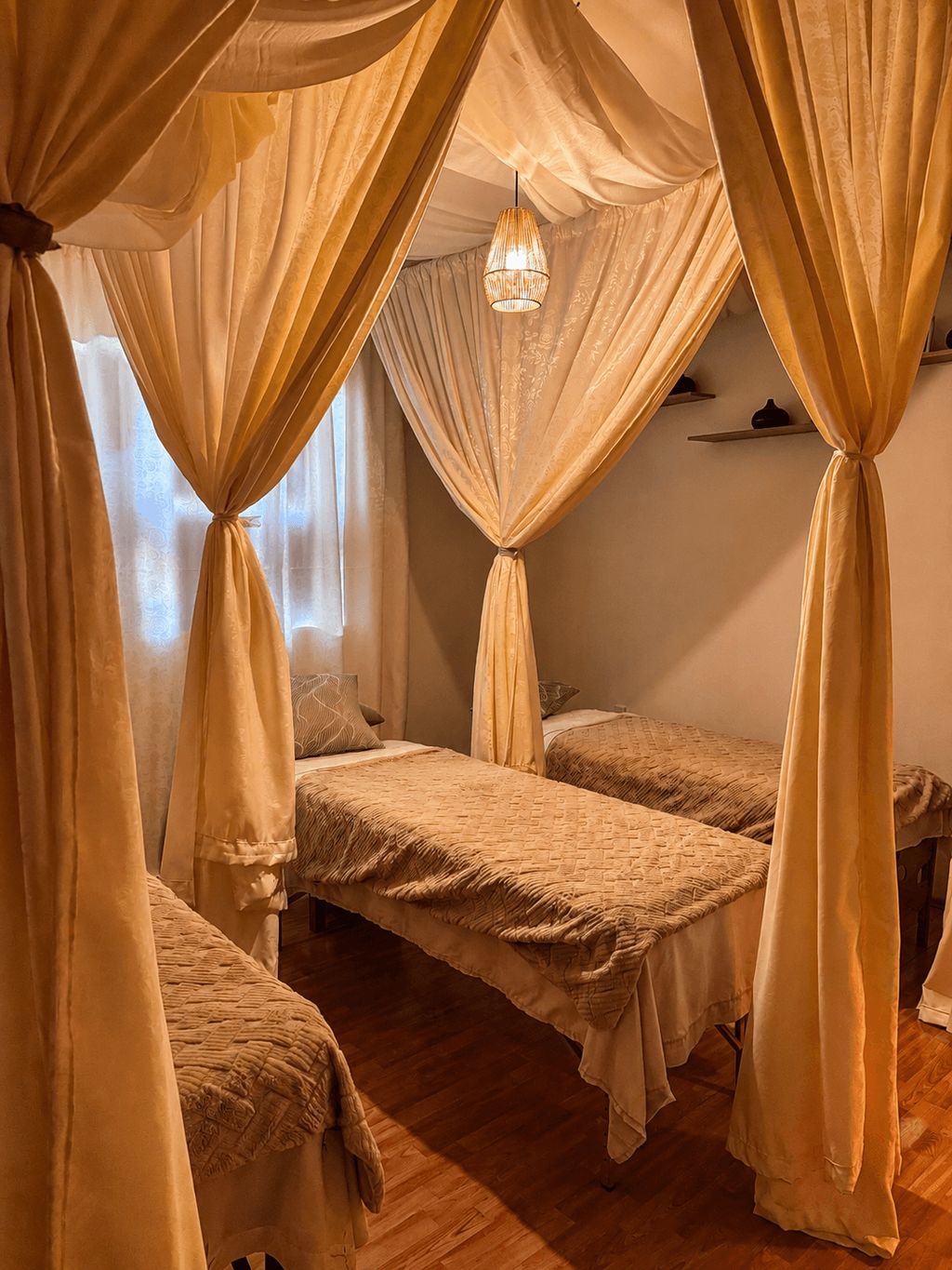Cabina para dos con cortinas y luz cálida