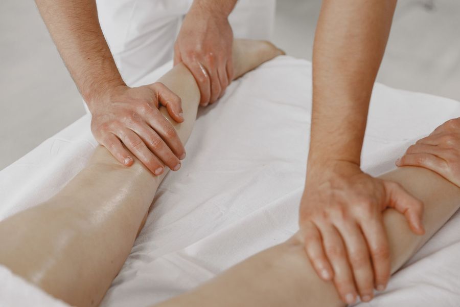 Masaje de drenaje en las piernas