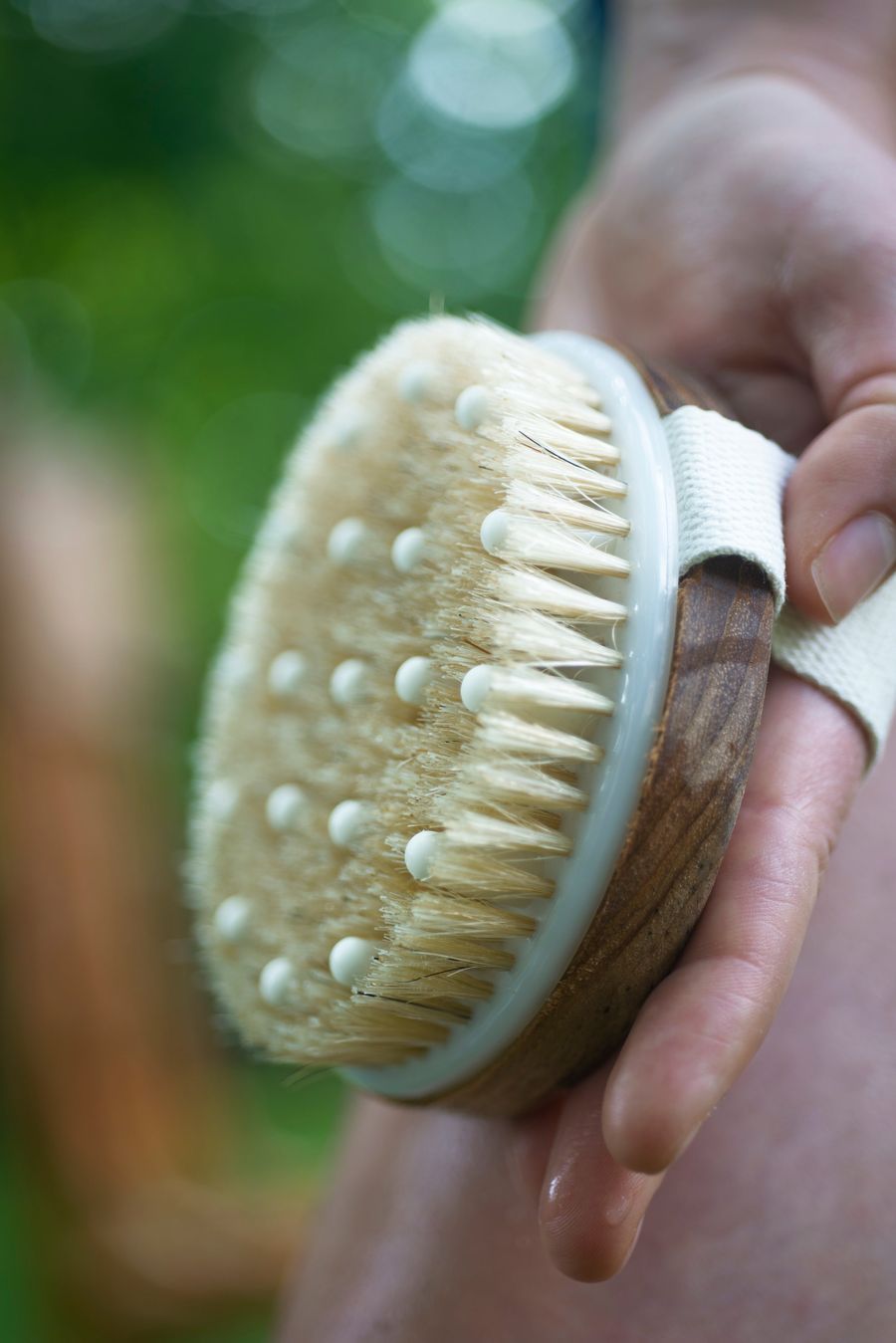 Cepillo de madera para exfoliar la piel