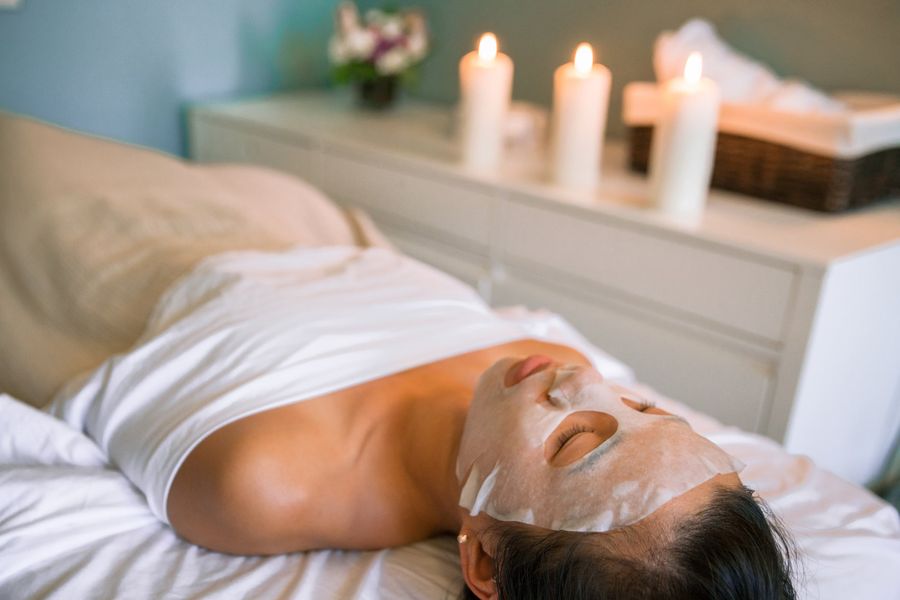 Facial con mascarilla y velas