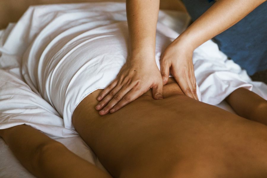 Masaje descontracturante en la espalda baja