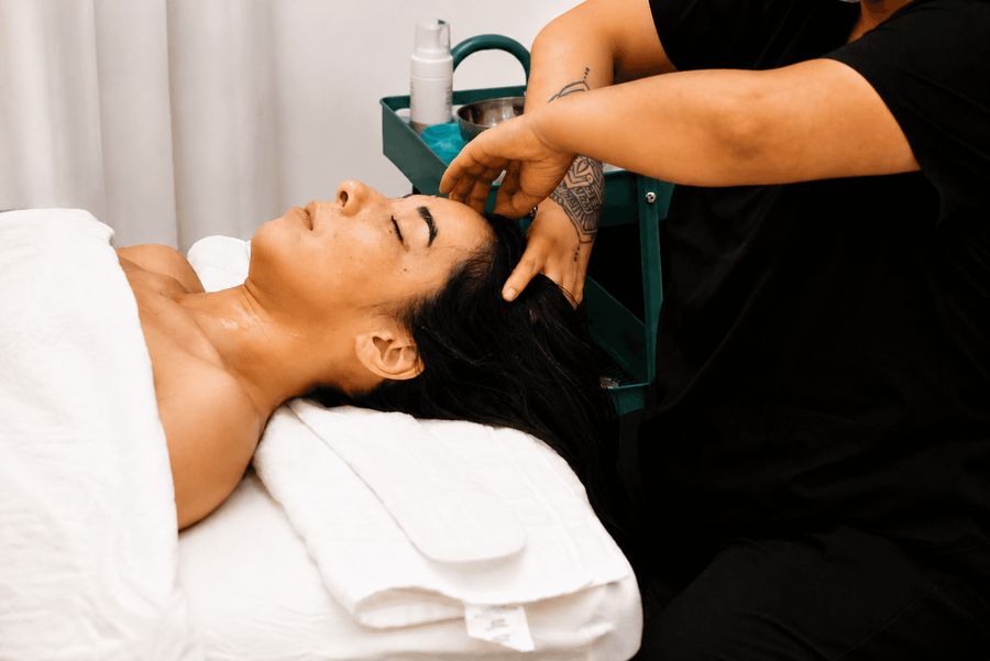 Terapeuta de Body in Harmony durante un masaje de cráneo