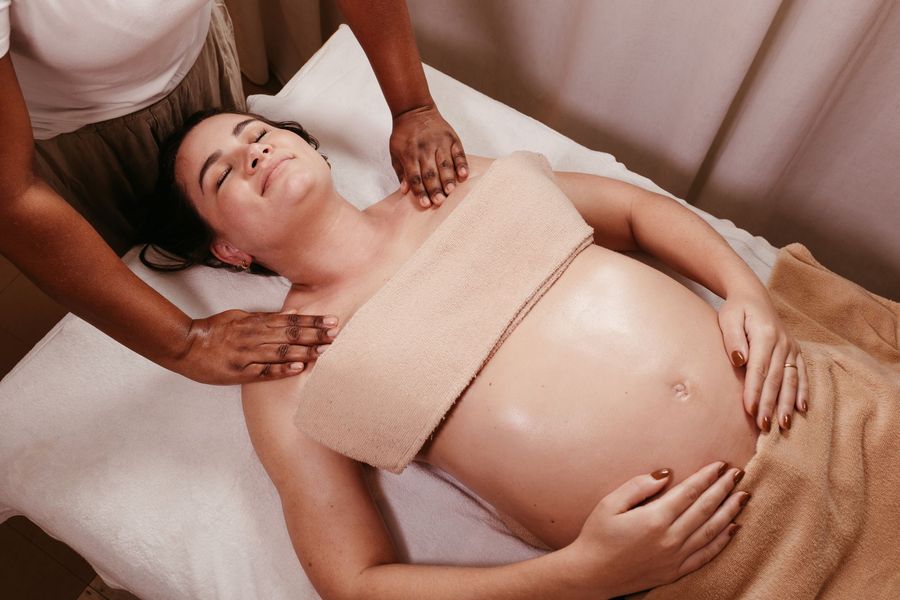 Mujer embarazada recibiendo un masaje relajante