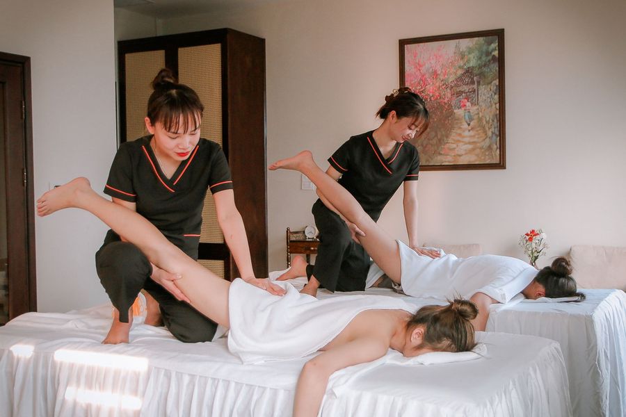 Two people receiving massages at the same time