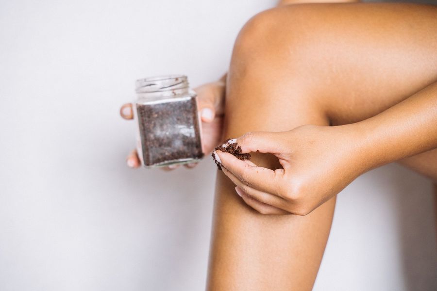 Exfoliación de piernas con café